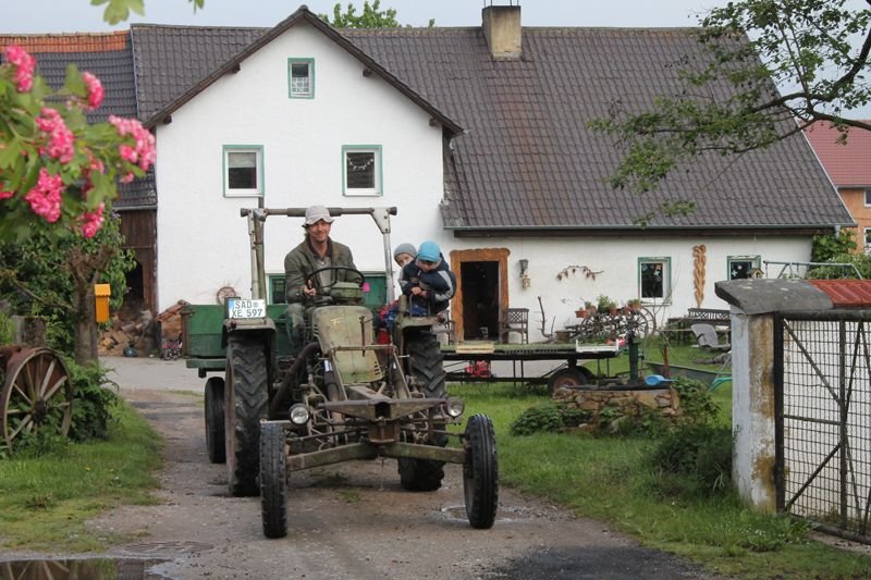 Traktor auf dem Hof in Neuenschwand